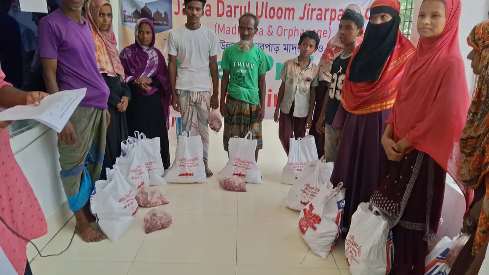 Families in Lohajuri receiving Jamia Darul Uloom Jirarpar relief packages